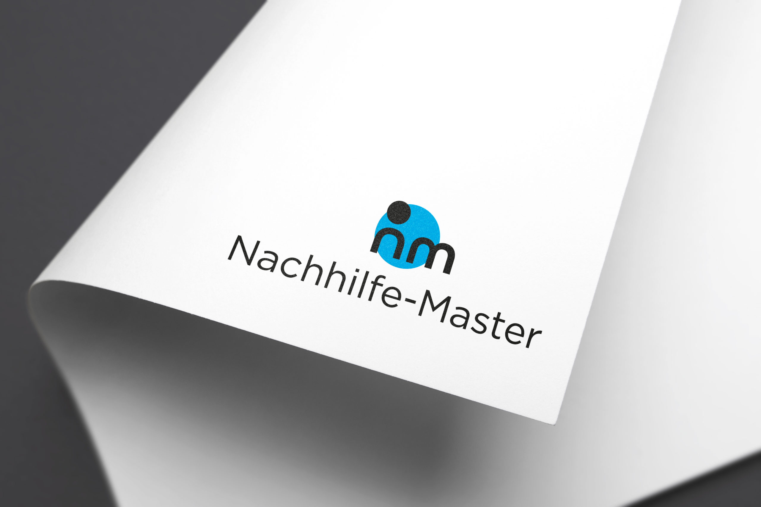 Nachhilfe-Master Logo auf einem Blattpapier