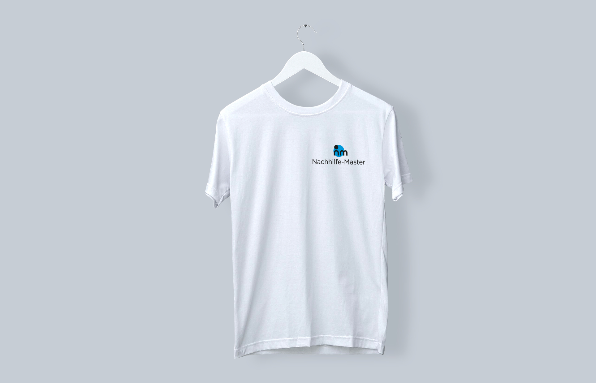 Nachhilfe-Master Logo auf einem weißem T-Shirt